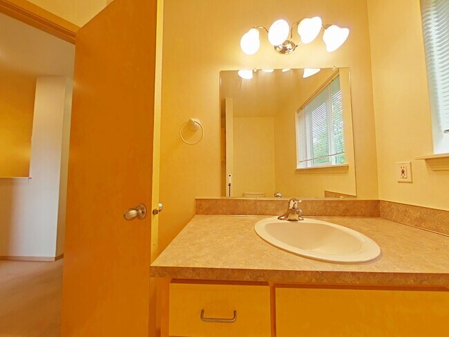 Building Photo - 3 Bedroom House ~ Close to 9th Street ~ Pe...