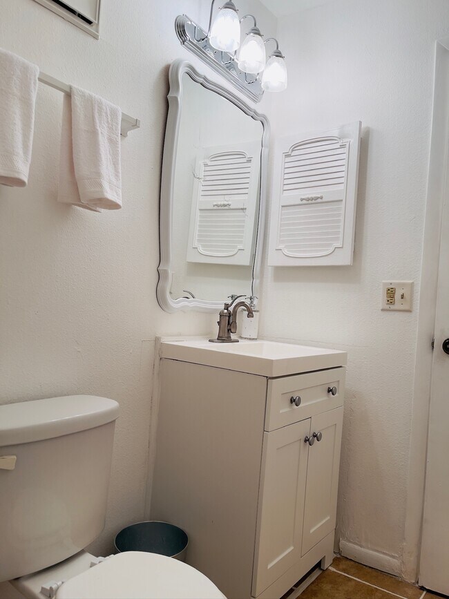 Building Photo - 64 Pine Track