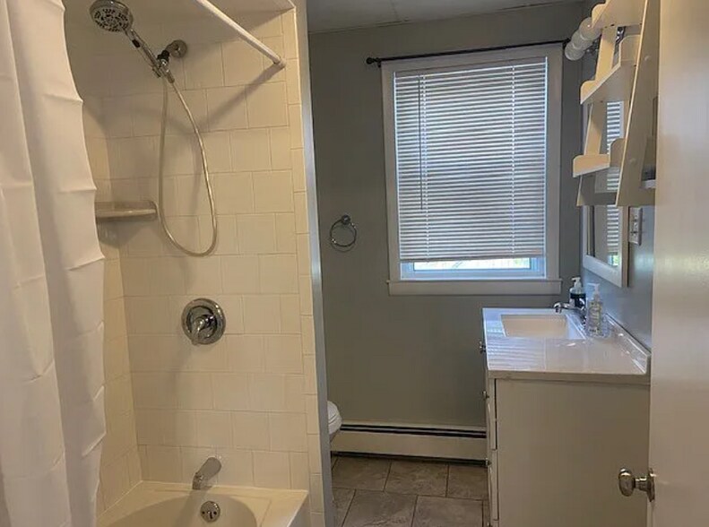 Building Photo - 32 Clyde St