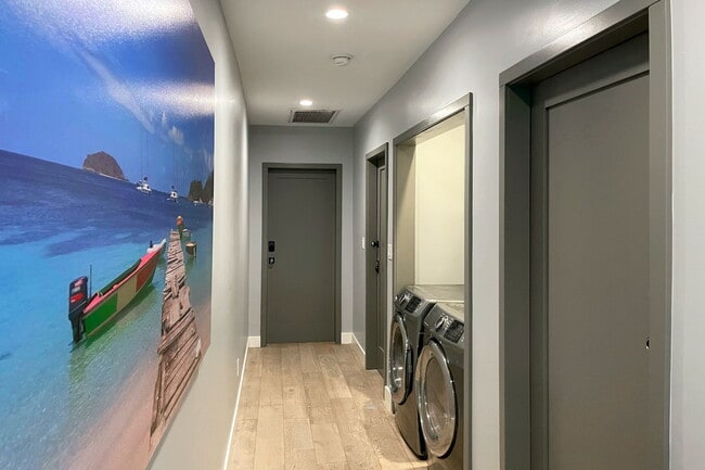 Building Photo - Larchmont Village Membership Community Shared Room