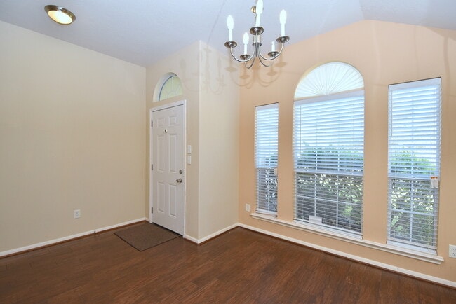 Building Photo - BEAUTIFUL 3 BEDROOM 2 BATH WITH WOOD TILE ...