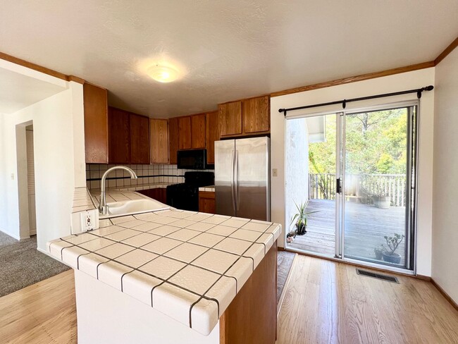 Building Photo - Spacious 4-Bed, 3-Bath Single-Family Home ...