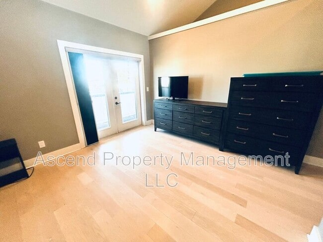 Building Photo - 3155 St Elmo Ave