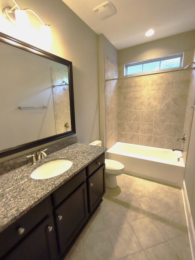 Building Photo - Luxury Townhome Available in Fairway Row C...
