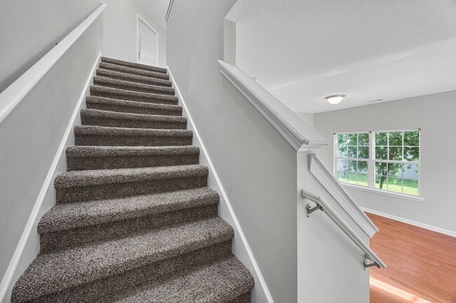 Building Photo - 5 Bedroom, 2.5 Bathroom - White Oak Subdivision - Richmond Hill