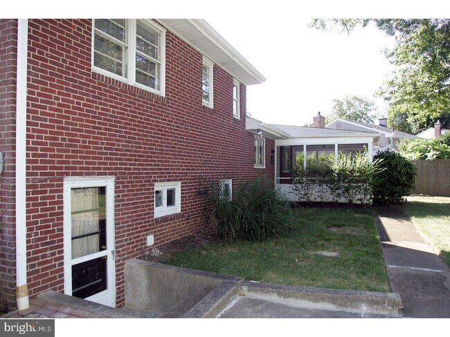 Building Photo - 17 Wayne Dr