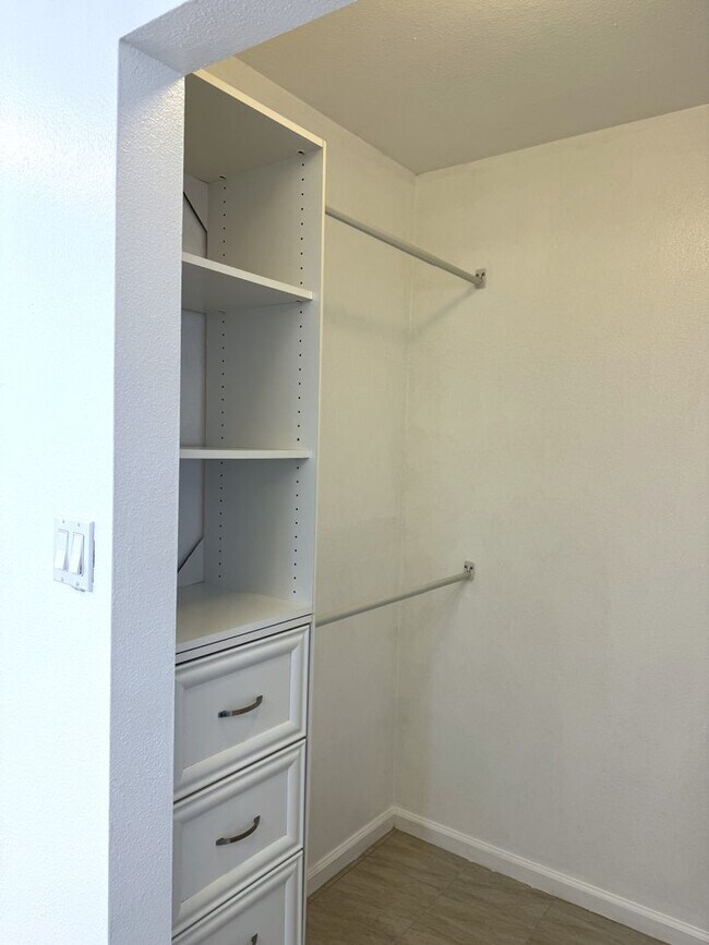 Building Photo - Newtown - Renovated 3 bedroom, 2 bath sing...