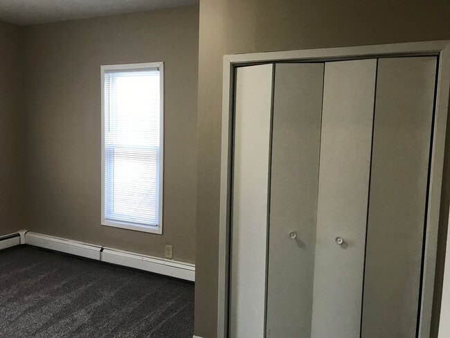 Building Photo - 812 E 7th St