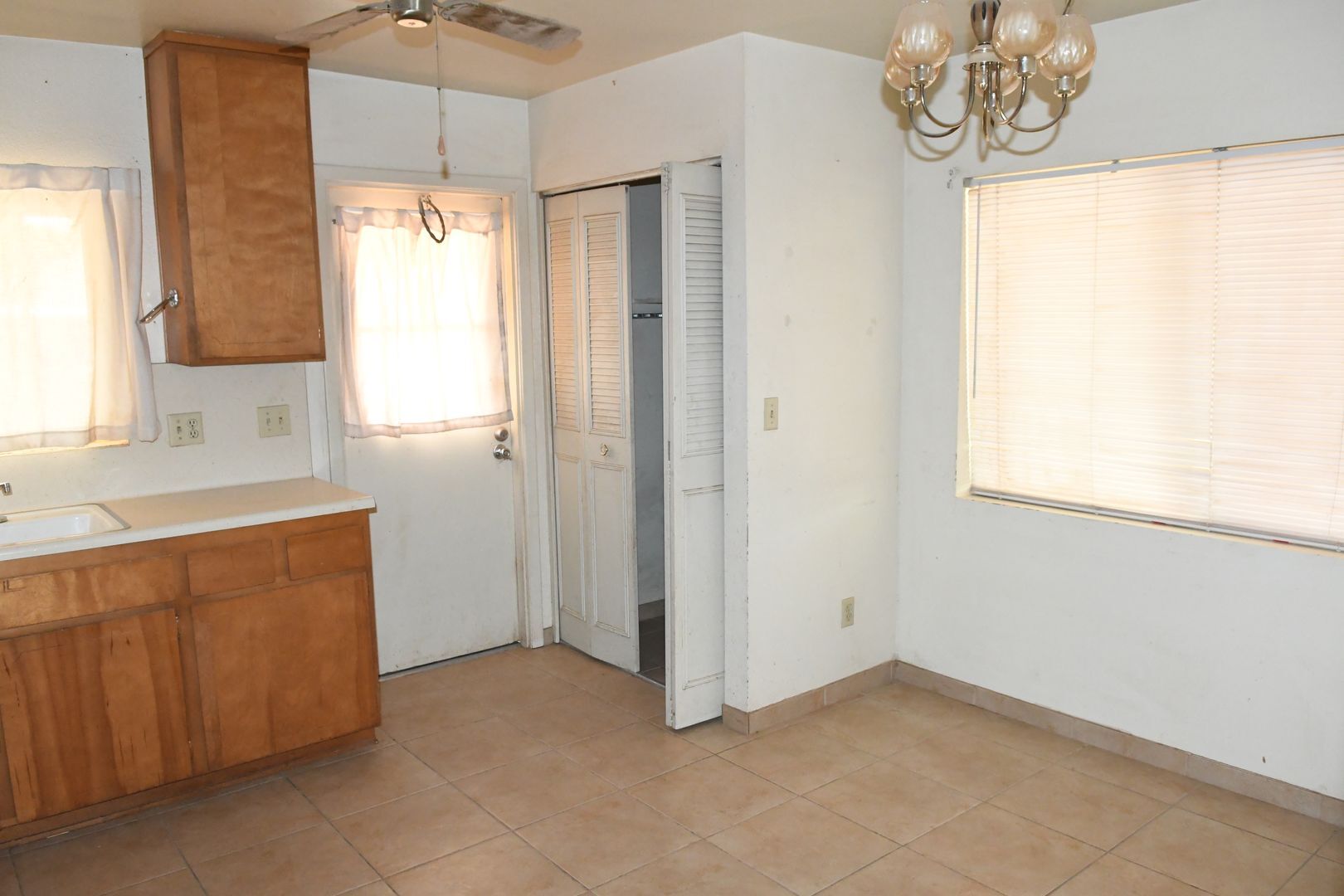 Building Photo - 3165 W Altadena Ave