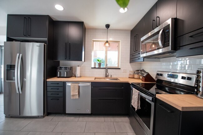 Building Photo - 757 N Hills Dr