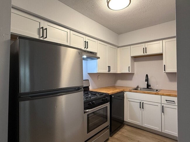 Building Photo - Newly Updated 2 Bed in Aston