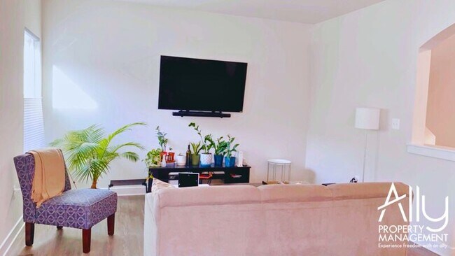 Building Photo - 3272 Village Park Ave