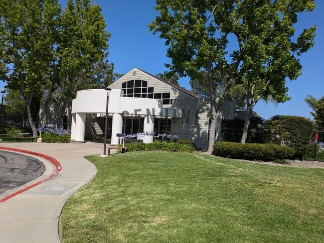Building Photo - Charming 1Bd Upstairs Condo w/ Den & Garage