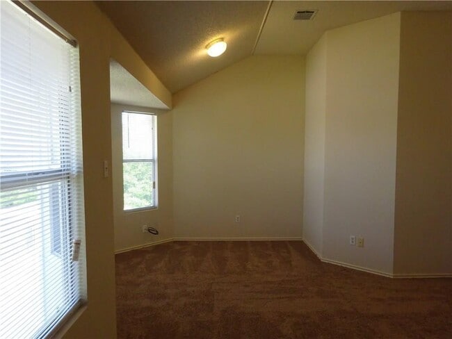 Building Photo - 1908 Lantana Dr