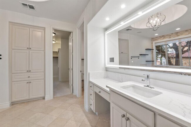 Building Photo - 7228 Oak Shores Dr