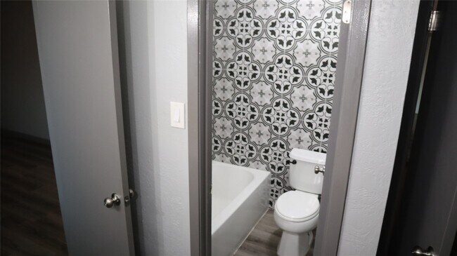 Building Photo - 2515 Edgedale Dr