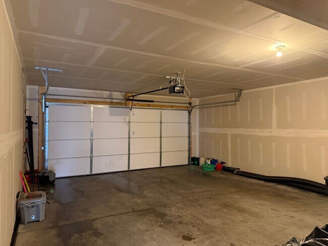Building Photo - 4 Bedroom Duplex for Rent