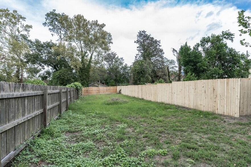 Building Photo - 210 N 10th St