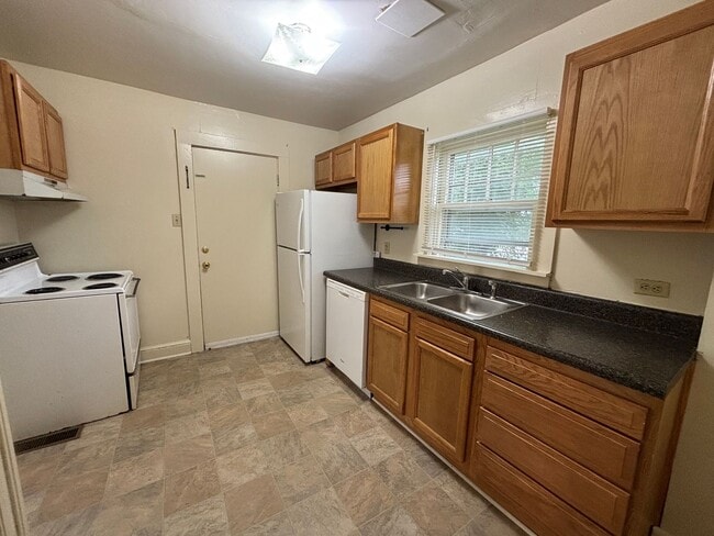 Building Photo - 3 Bedroom 1 Bath House