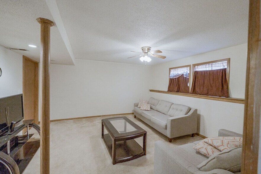 Building Photo - 10725 Cleveland Ave