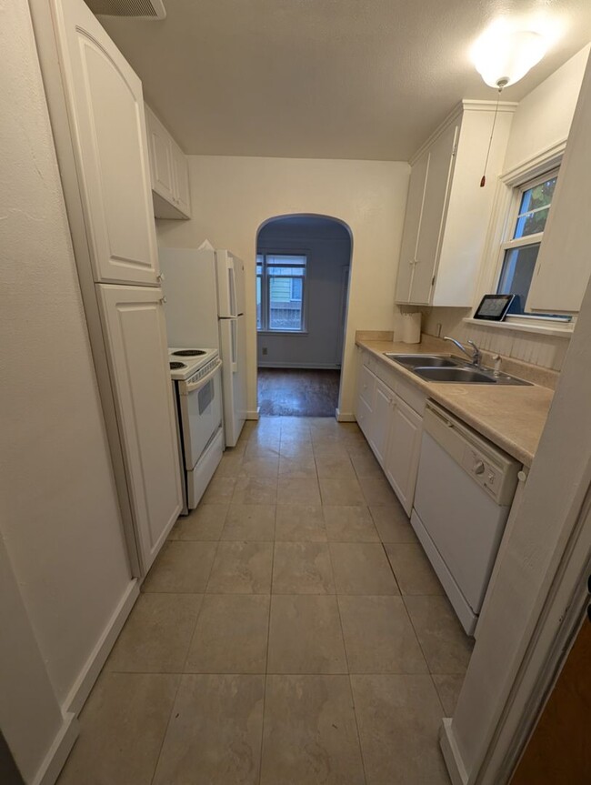 Building Photo - Quaint 2 Bedroom in Navy Yard City - TONS of Extra Space! Available Now!