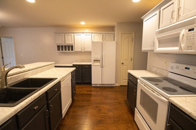 Building Photo - Stunning 3Bed/2BA Home with Dual Living Spaces/Garage