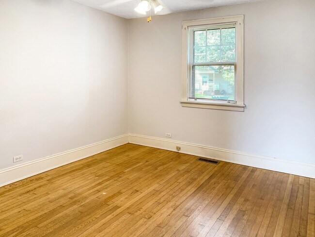 Building Photo - Charming 2 Bed/1 Bath Bungalow in Lakeside!