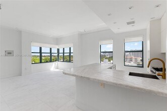 Building Photo - 2421 Lake Pancoast Dr