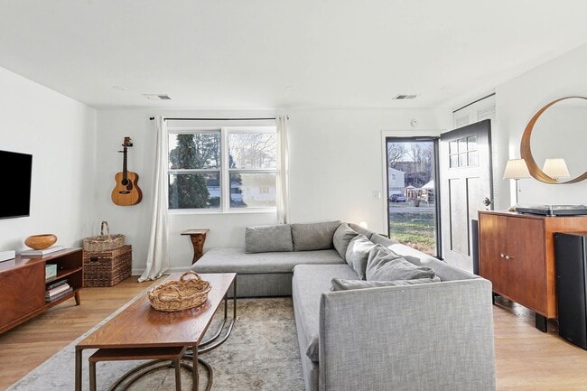 Building Photo - Now available—this beautifully renovated 3-bedroom, 1-bath home