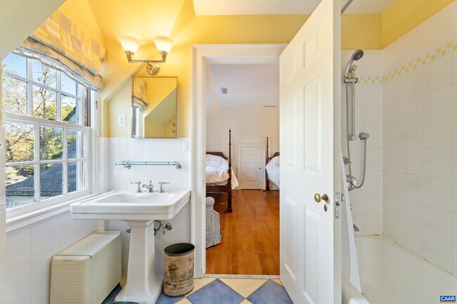 Building Photo - 640 Ivy Ln