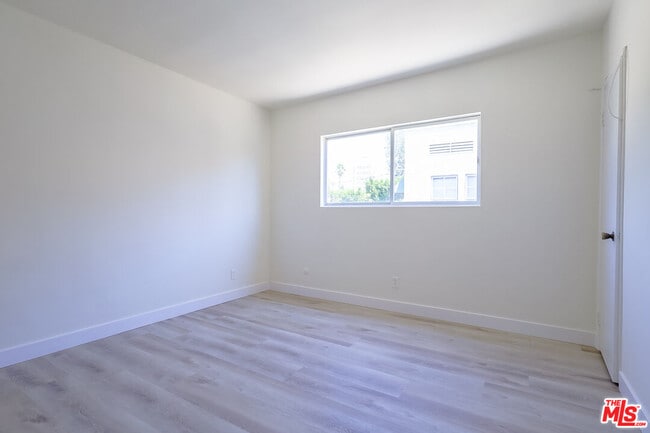 Building Photo - 825 S Detroit St