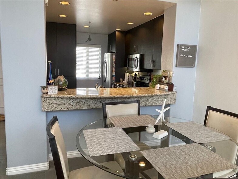 Kitchen with recessed lights - 2233 Martin