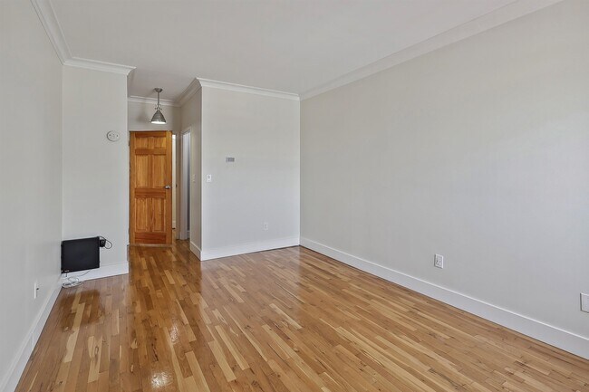 Building Photo - 205 10th St