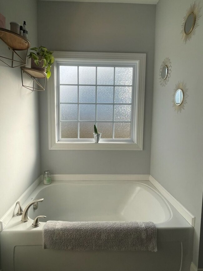 Building Photo - Welcome to this charming 3-bedroom, 2-bath...