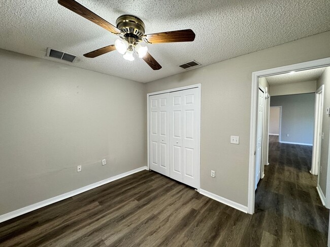 Building Photo - Split Floor plan 3/2 in Poinciana