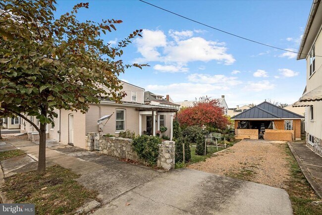 Building Photo - 320 S Loudoun St