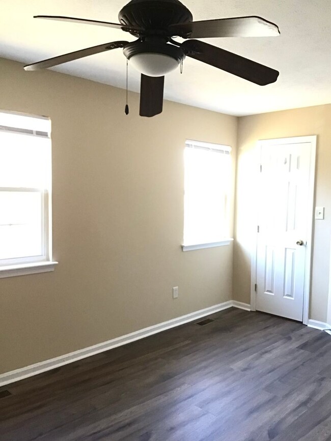 Building Photo - 2 bedroom 1.5 Bath Townhome