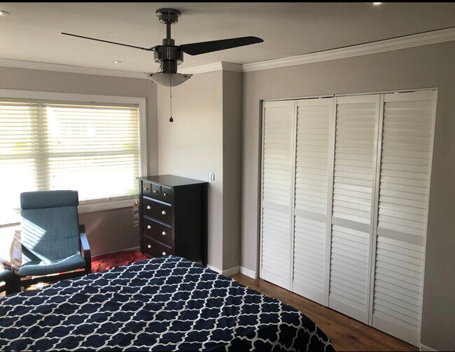 Building Photo - BEAUTIFULLY UPDATED 4 BEDROOM WITH FENCED ...