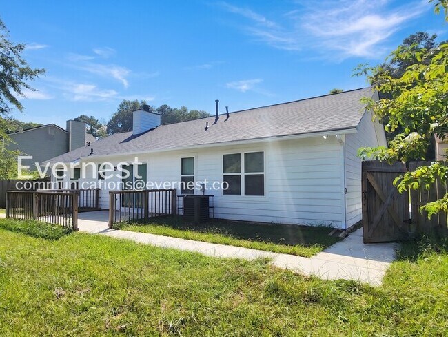 Building Photo - 3 Bed/2 Bath Home with Garage / Pet-Friendly / Coming Soon!