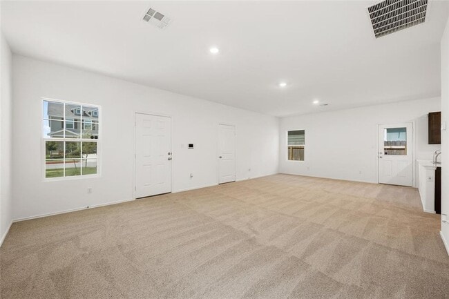 Building Photo - Spacious 3-Bedroom 2 bath with Private Bac...