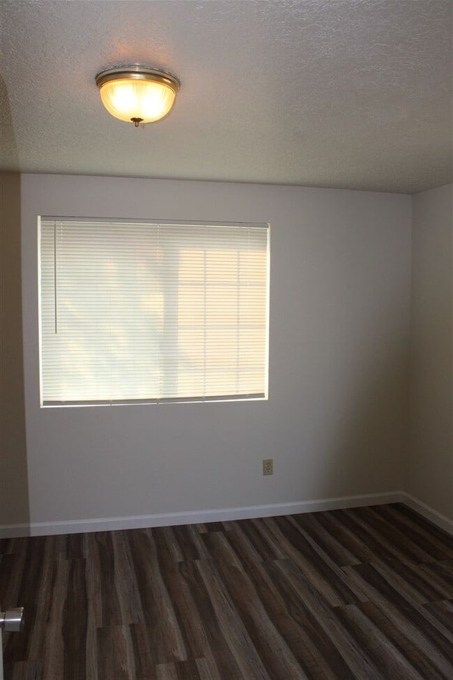 Building Photo - 3 Bedroom, 1.5 Bathroom House! Available now!
