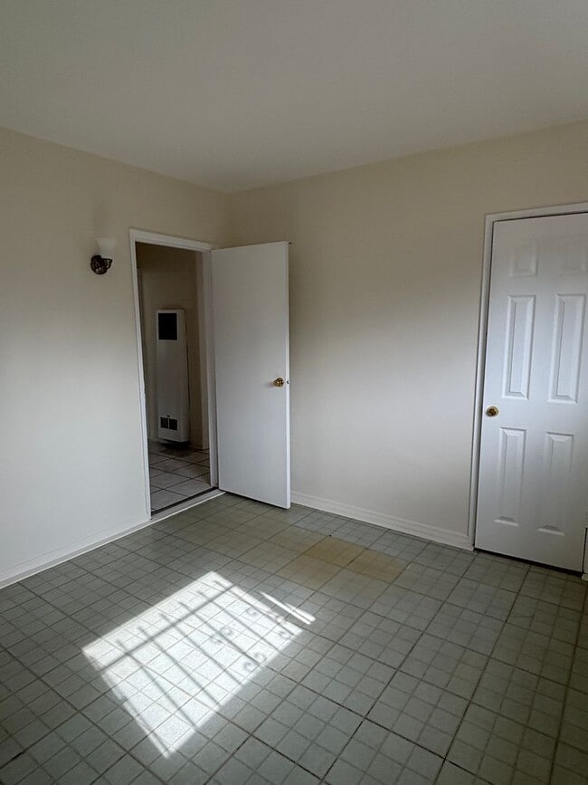 Building Photo - 2400 E 130th St