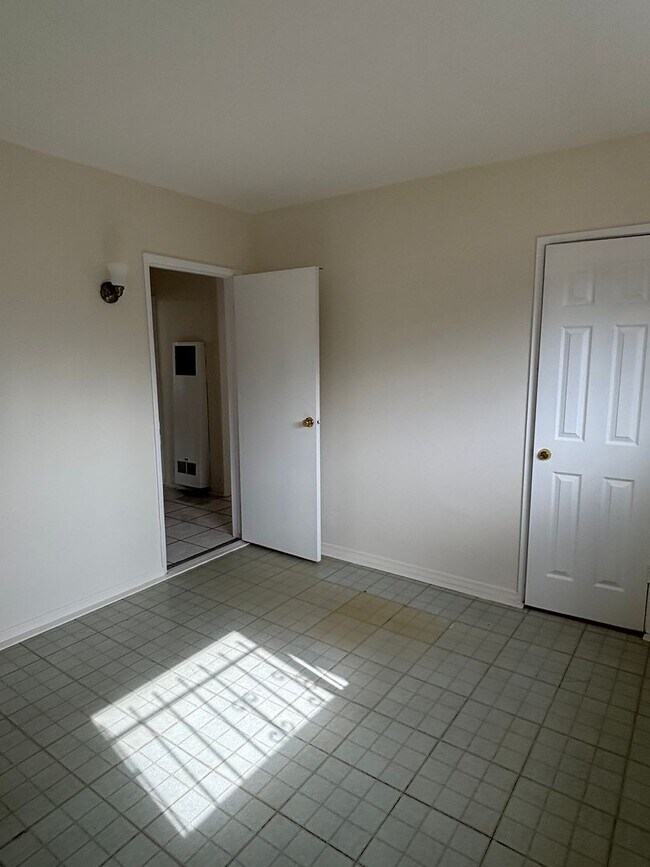 Building Photo - Spacious 3 bedroom available now!