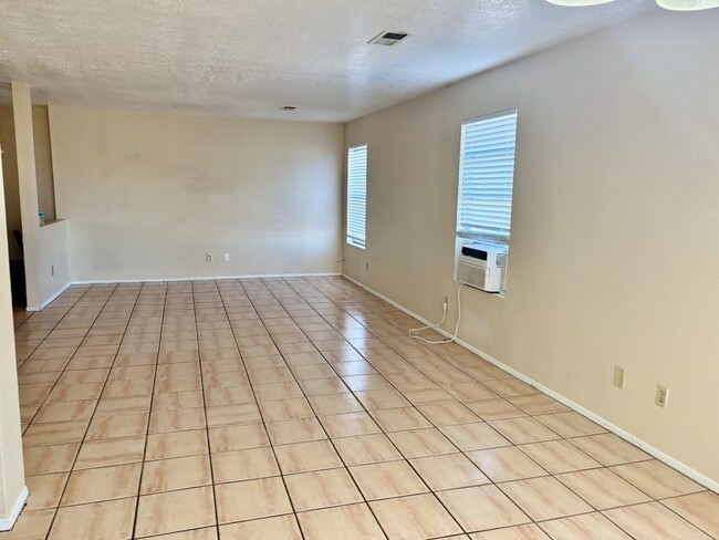 Building Photo - 472 Copper Dr NE