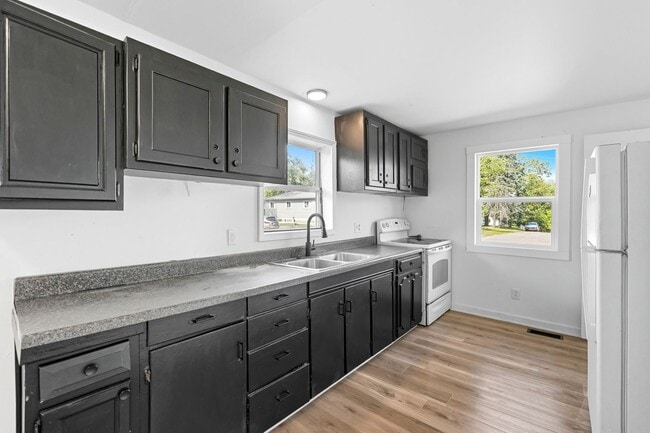 Building Photo - NEW LISTING! 2 BEDROOM HOME