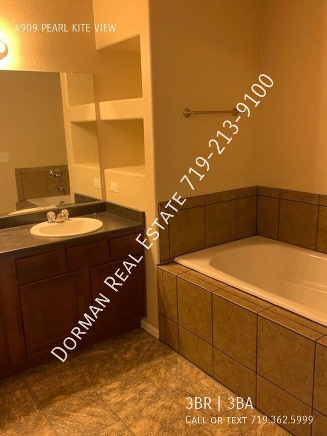 Building Photo - Canyon Springs Townhome