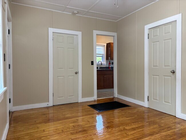 Building Photo - 744 W Shore Rd