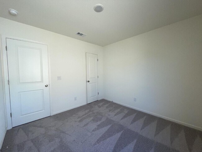 Building Photo - BHCRENT.COM 3 bed 2 bath 2 car garage, gat...