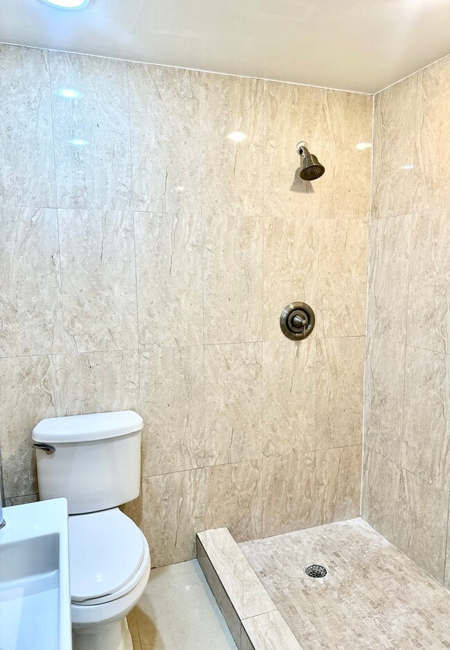 Building Photo - Huge 3 Bed House For Rent