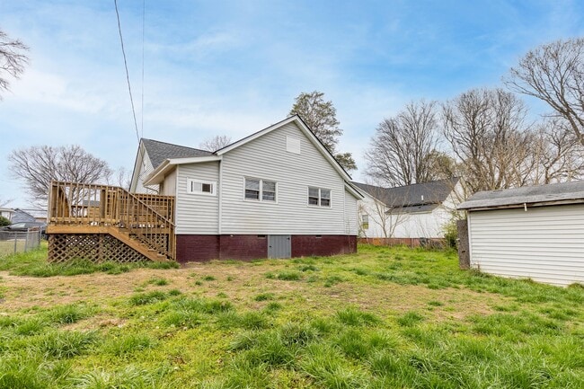 Building Photo - 22 E 7th St